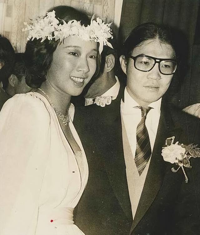 朱玲玲：抛弃霍震霆和3个儿子，50岁嫁给爱情的她再次净身出户？