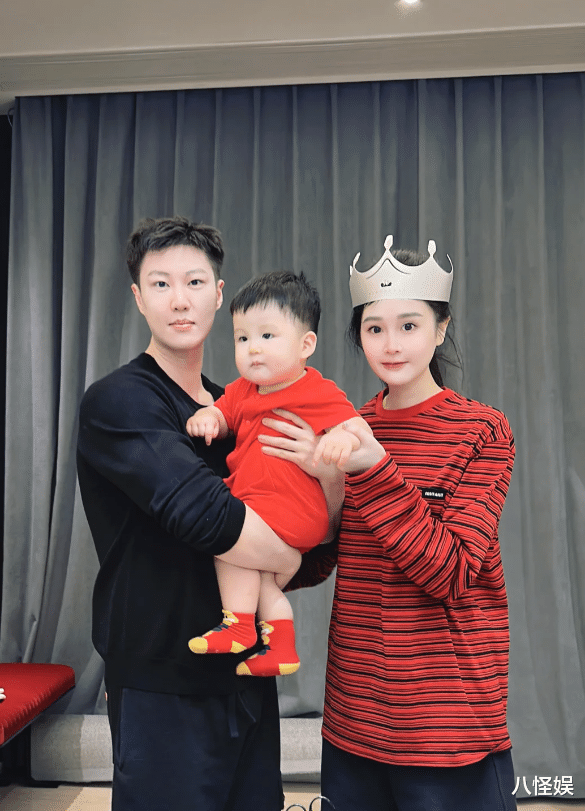 67岁赵本山美国被偶遇,一身名牌打扮好潮,与粉丝合影一脸假笑