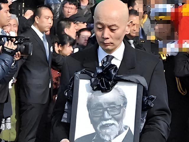 父母已离世，妹妹还远在美国，67岁无儿无女的葛优，如今怎样？