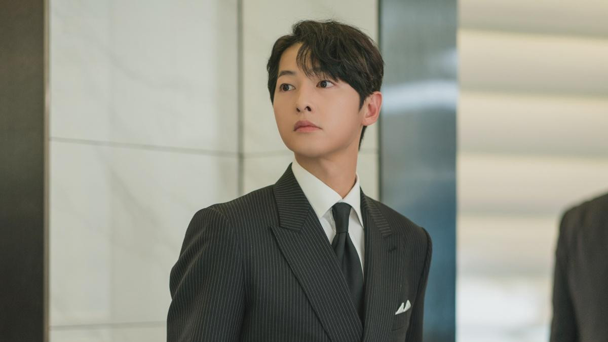 宋仲基出演热门韩剧《眼泪女王》，饰演角色让韩网友们期待