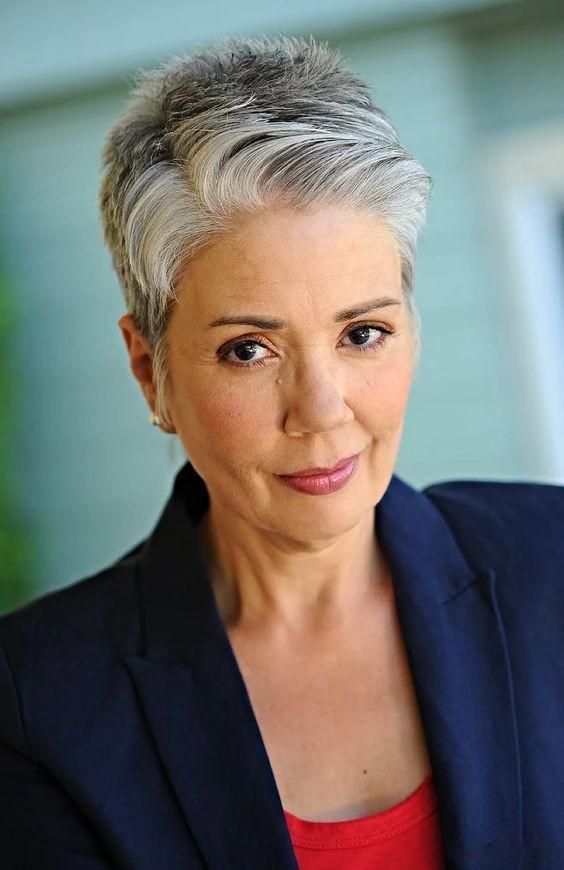 50多岁女性换发型记住这三点,剪短推边烫纹理,头发灰白也很美