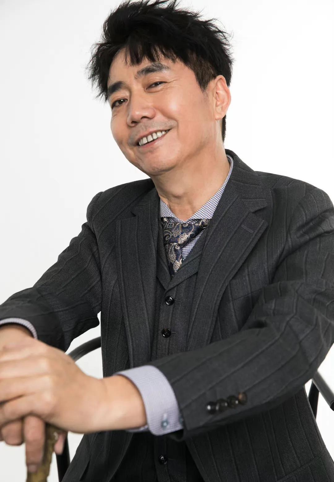 范明：娶大6岁的厉玲，将继子视如己出，现在继子成他骄傲