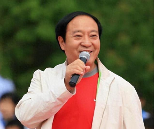 他与冯巩搭台10年，当了5年县长，如今75岁却妻离子散、穷困潦倒