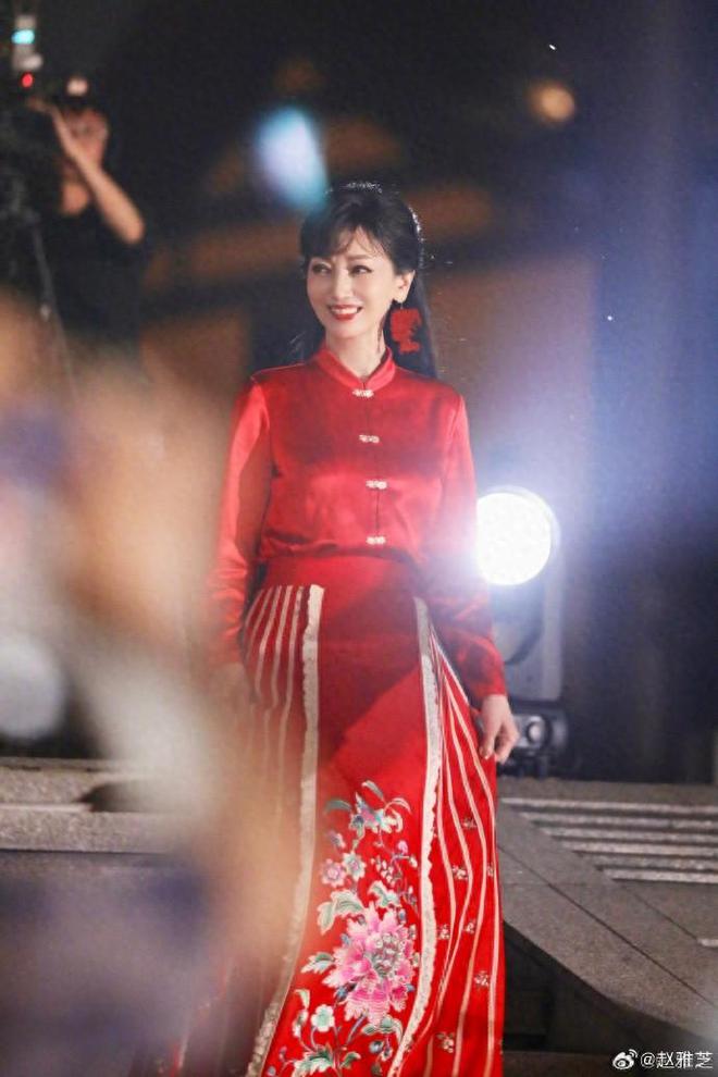 赵雅芝红裙亮相,国风美惊艳时光,粉丝直呼:冻龄女神永不过时!