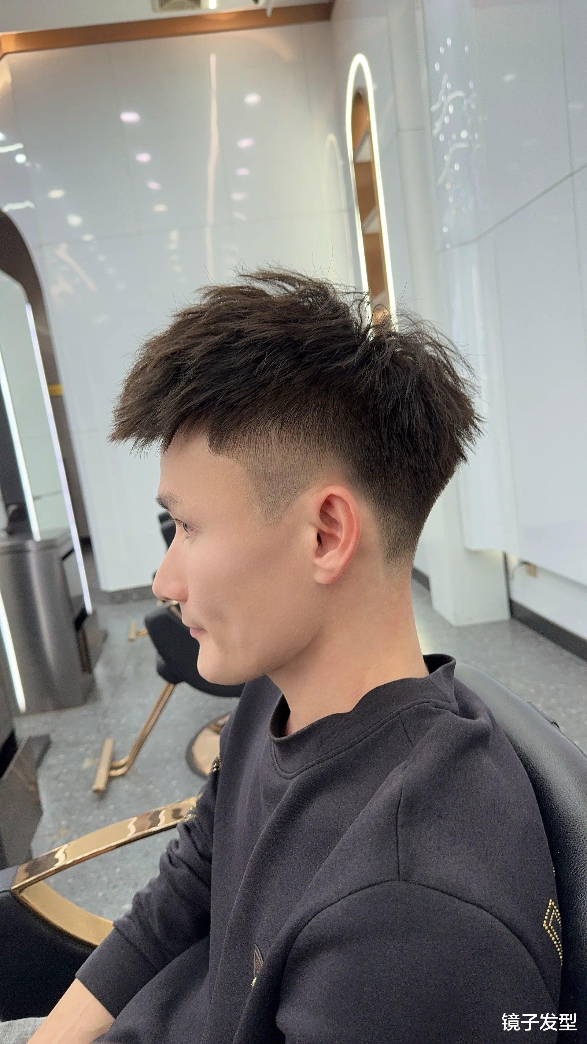 年轻男生发型攻略:周边铲短,头顶造型烫,展现真帅气