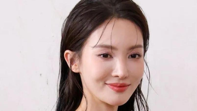 巴黎时装周明星生图：金晨张馨予修图前后差距大，男明星造型难看