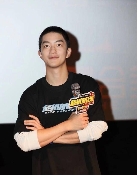 屈楚萧称刘德华是“隐藏大BOSS”,电影《危机航线》广州路演