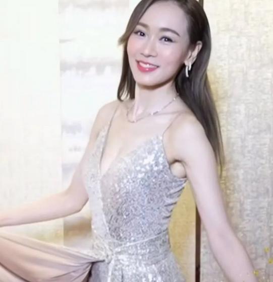 6冠港姐杨思琦近况曝光,在内地通宵直播,5分钟连线叫价约1200元