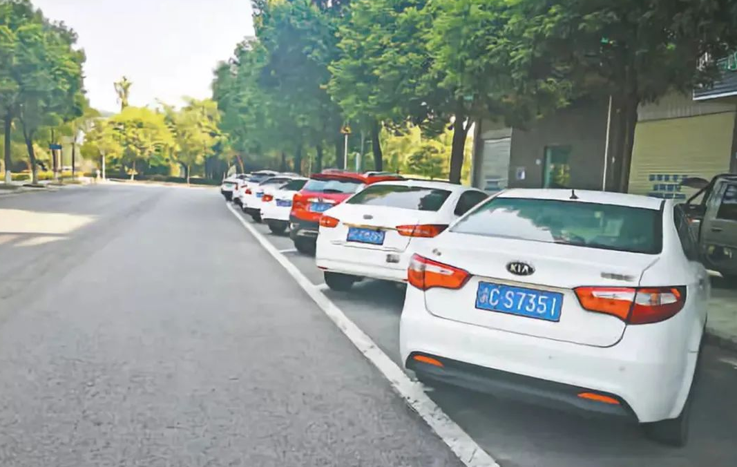 民工打20多个挪车电话，女车主不耐烦，取车时直接哭了