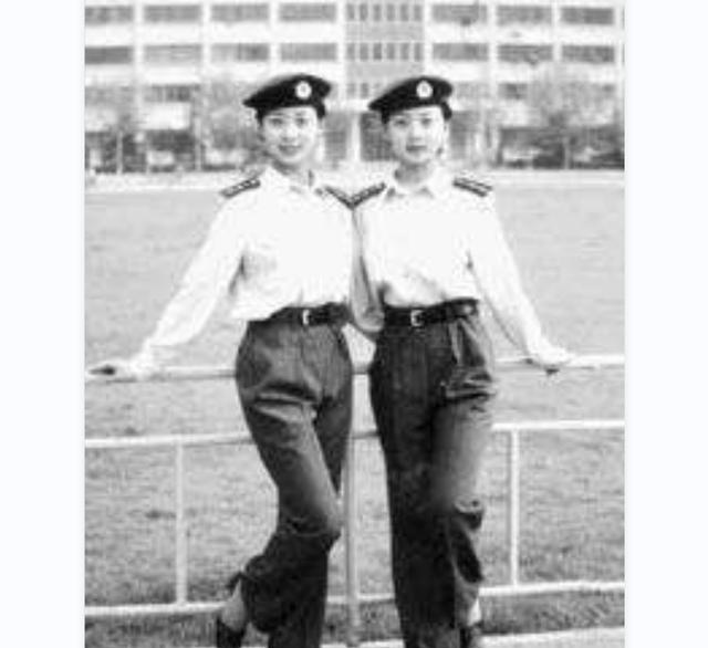 还记得当年阅兵仪式上的双胞姐妹花吗？一度红遍中国，后来怎样了
