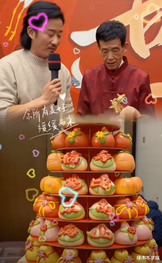 吴京父亲80大寿大摆宴席,8层寿桃太霸气,伴手礼和《战狼2》有关