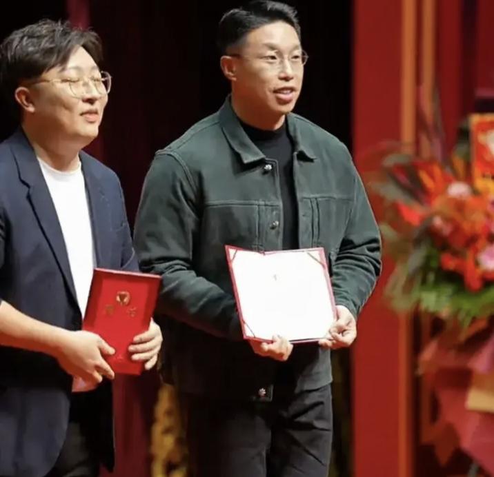 德云社副总之争大戏上演，儿徒烧饼履新职，栾云平尴尬郭麒麟笑了