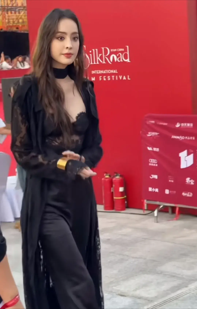 西安这晚，王大治和苗圃同框，胖到差点认不出，闫妮这身材绝了