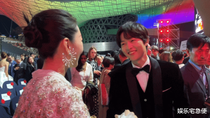 周冬雨闪耀釜山!压轴出场,宋仲基是她粉丝,在韩国人气不输汤唯