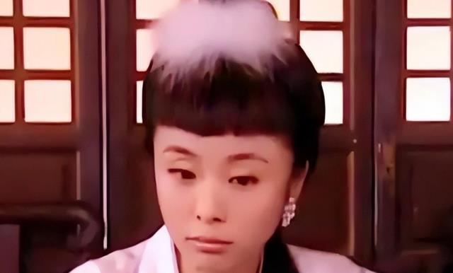 她19岁爱上“老男人”,同居7年被抛弃,如今45岁脸肿僵硬似蔡明