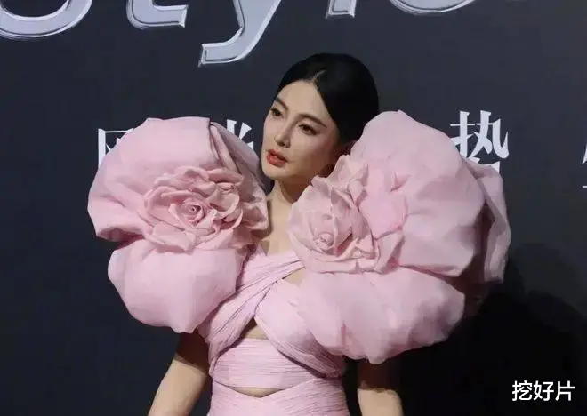 收手吧张雨绮，穿修身礼服「踩缝纫机」不伦不类，网友的吐槽情理之中