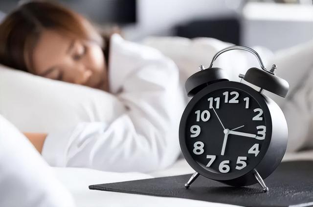 “8小时睡眠论”错了？50岁后，最佳睡觉时间是多少？