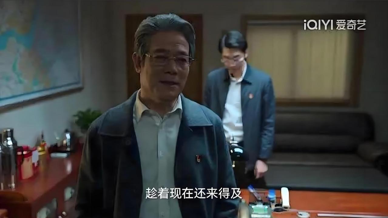 《狂飙》结尾很扎心：赵立冬旁边不起眼的秘书最后做出最正确的举动