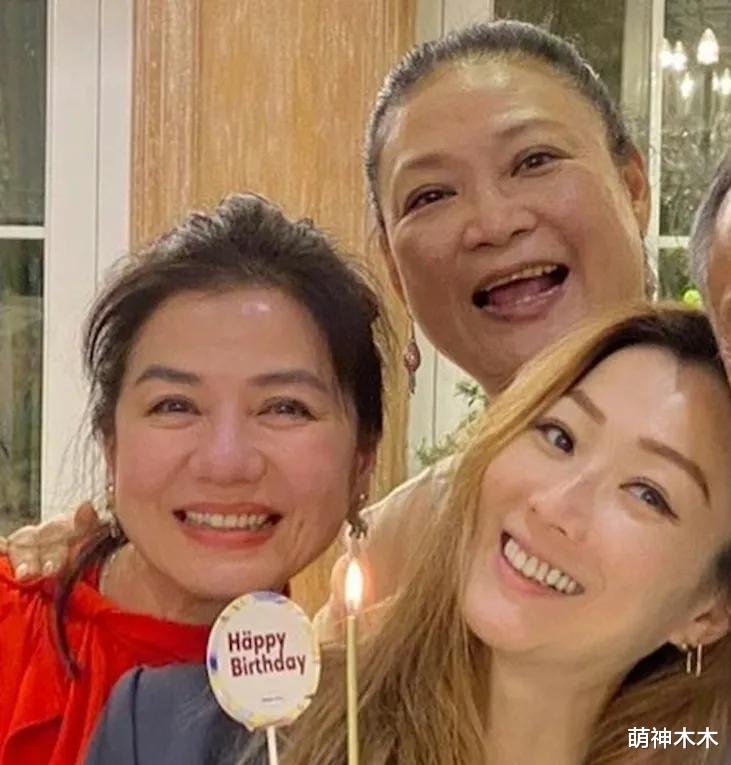 64岁钟楚红近照曝光!面色红润脸颊饱满,坚持不做医美自然老去