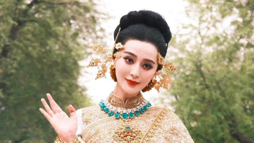 范冰冰泼水节遭区别对待，出席花车变三蹦子露油！