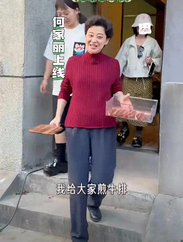 梅婷不光脸发腮松弛，剪短发烫卷立马有大妈味，跟农家大婶无异！