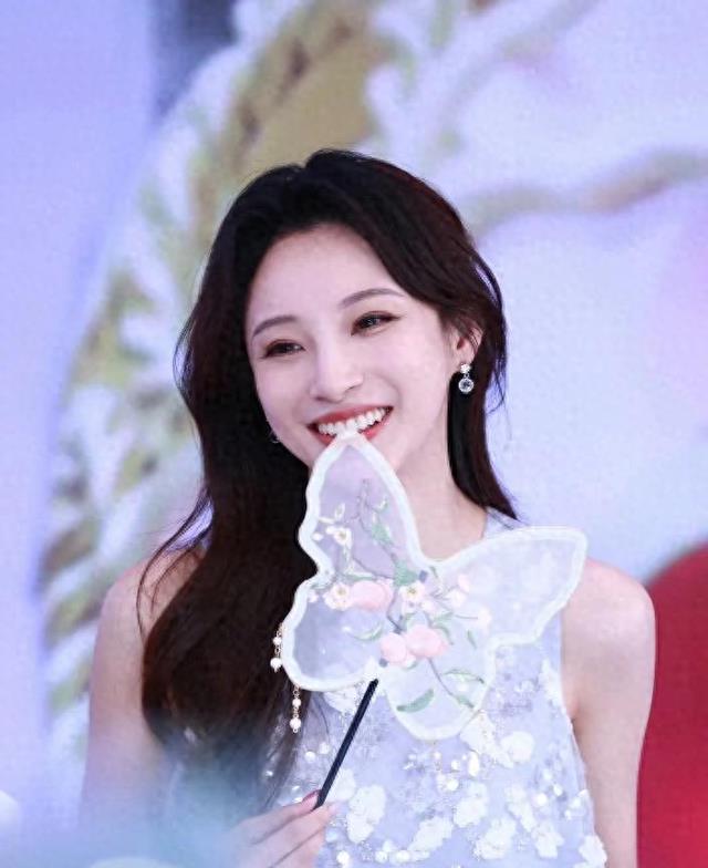 女主持人马凡舒好美啊,期待2025春晚!