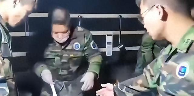 韩国部队霸凌成风，男明星隐私被曝，女艺人成救命稻草？