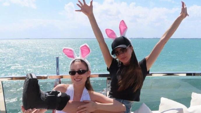 贝克汉姆一家海上旅游，儿媳抱着婆婆腿合影，两人还一起跳舞