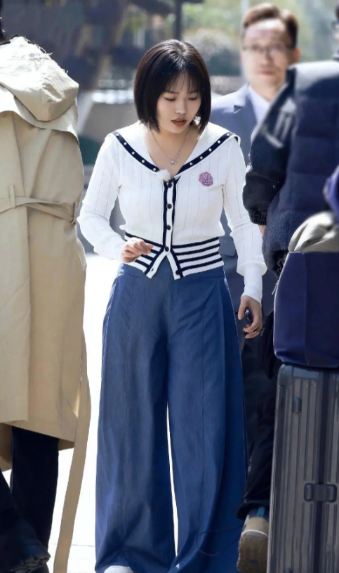 天呐!李雪琴暴瘦撞脸南韩女团,白毛衣阔腿裤美翻天,网友沸腾了