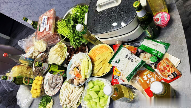 东北7兄弟晒年夜饭，最后一桌“好寒酸”，家境不同，差距也大！