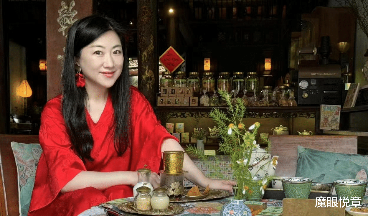 主持人杨蕾录制《新老娘舅》，被当事人气到血压高