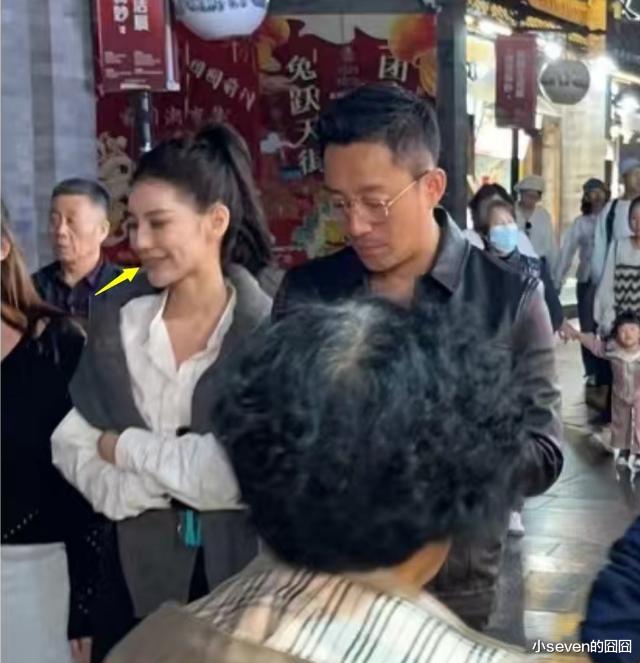 求婚后汪小菲首次现身，与未婚妻巡视自家店面，宠爱程度胜过大S