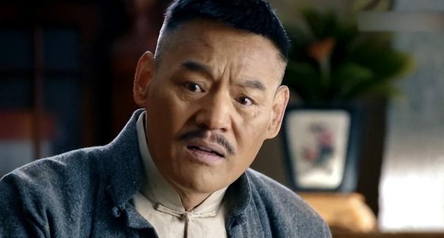 因《亮剑》爆火后离婚,娶3婚小13岁妻子,“原配”竟为他站台?