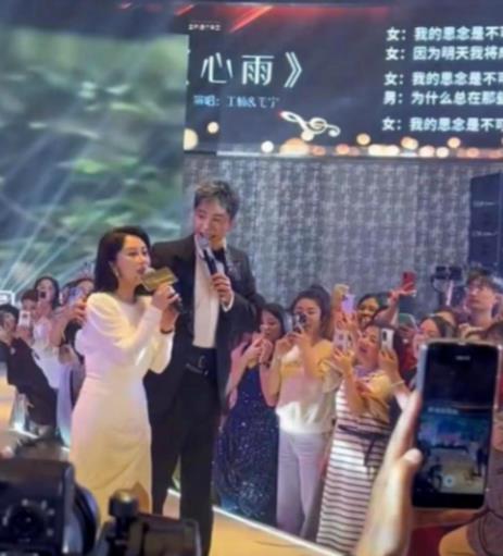 55岁毛宁近照曝光,脖子纹路深,老人相凸显,网友:像个老嫂子