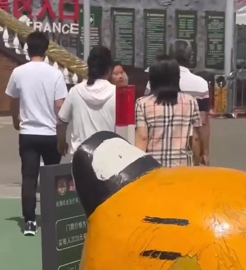 李小璐带女儿秦皇岛度假,12岁甜馨晒黑好多,身高已接近妈妈