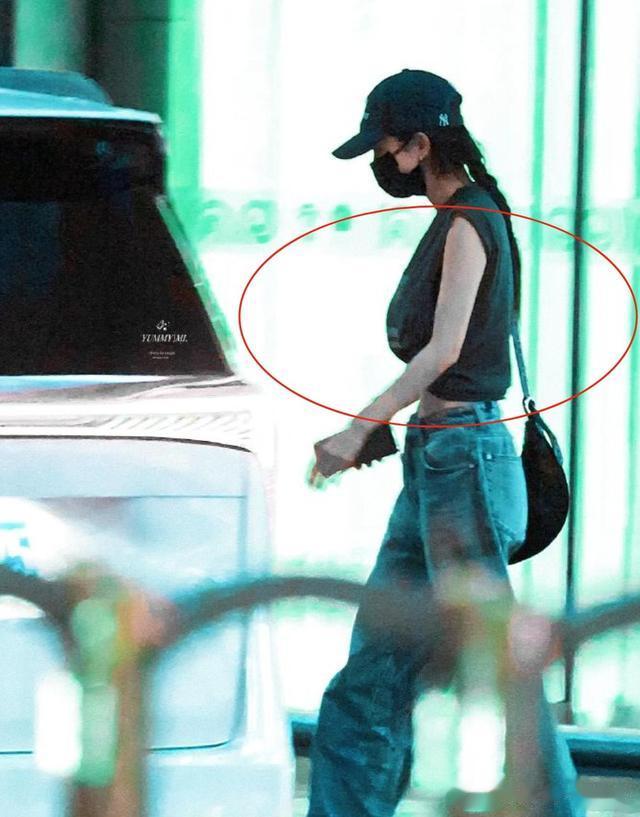 翻车了!杨幂露腰黑T“秀腹肌”,胸部却遭网友吐槽:下垂严重!