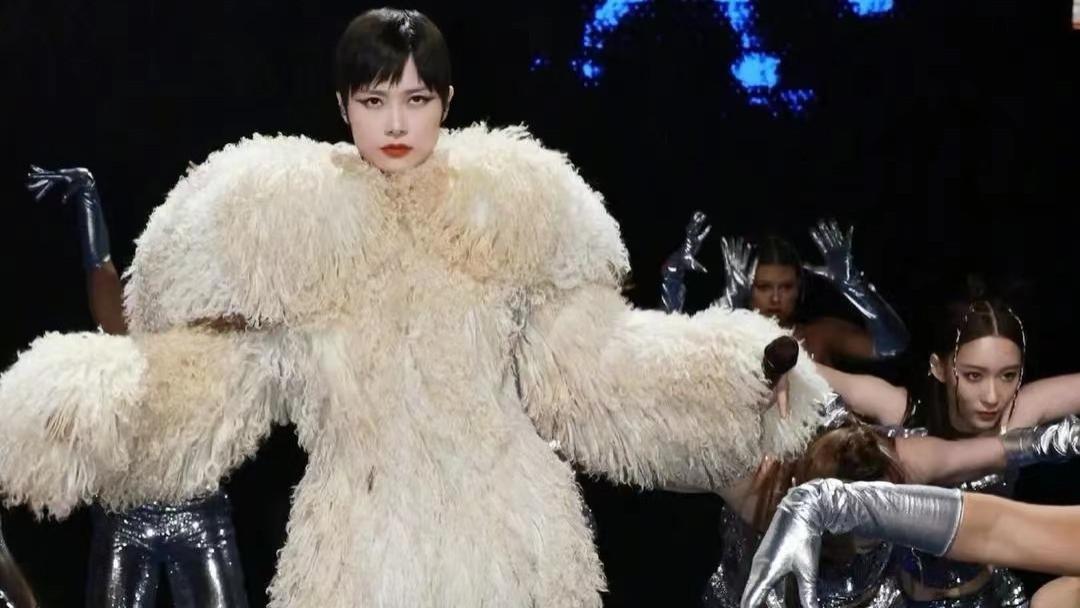 40岁李宇春演唱会露面引热议！浑身“长毛”，网友：这是猴头菇？