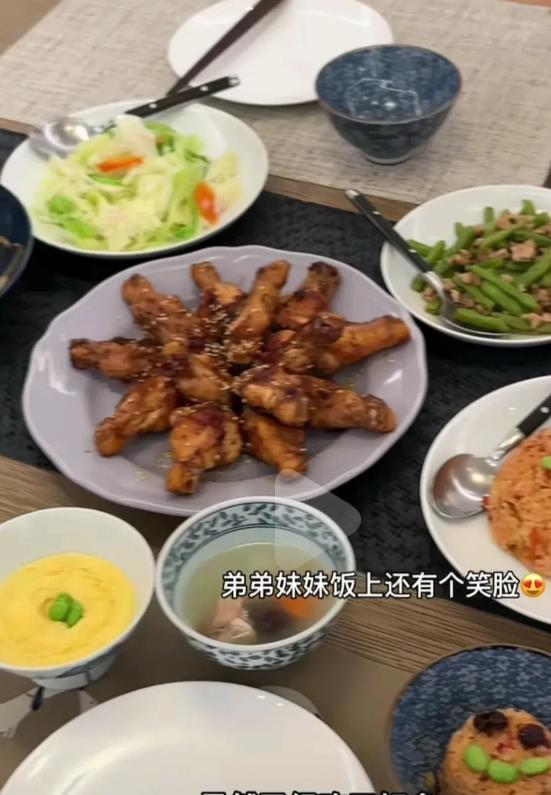 恩利回老家,庾澄庆尴尬出镜,奶奶看到大孙高兴,继母饭菜不丰盛