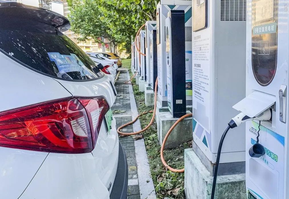 跑了800公里后才发现，燃油车和新能源电车，根本不是一个档次！