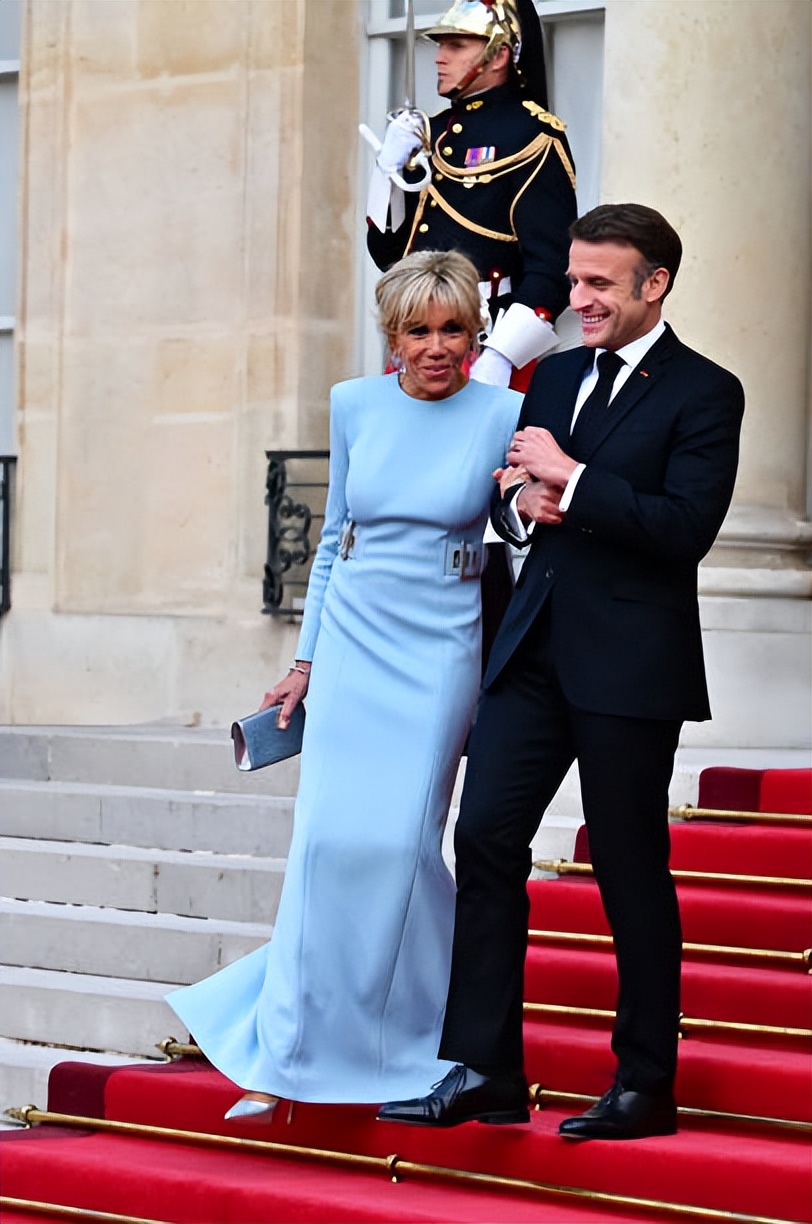 巩俐又牛了！和75岁老公受邀出席法国国宴，一身黑白配又嫩又霸气