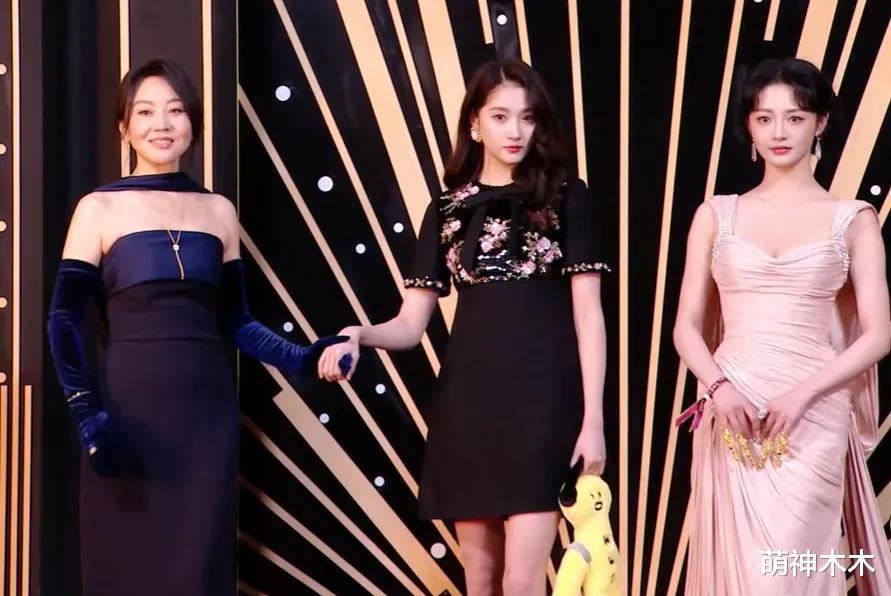 微博之夜红毯生图来了！赵丽颖挤出双下巴，杨紫瘦了，关晓彤脸肿