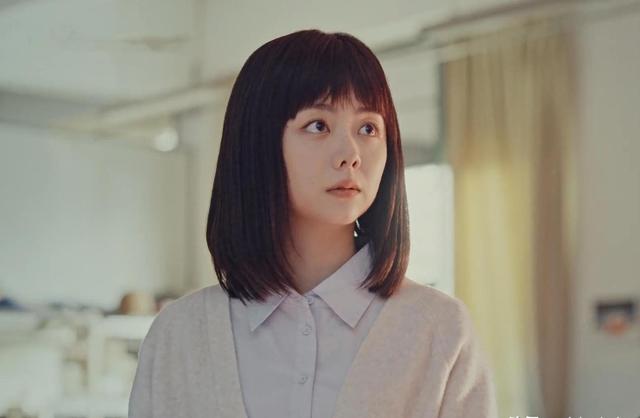 收手吧谭松韵!别折磨观众眼睛了,34岁还演女大学生,发腮太明显