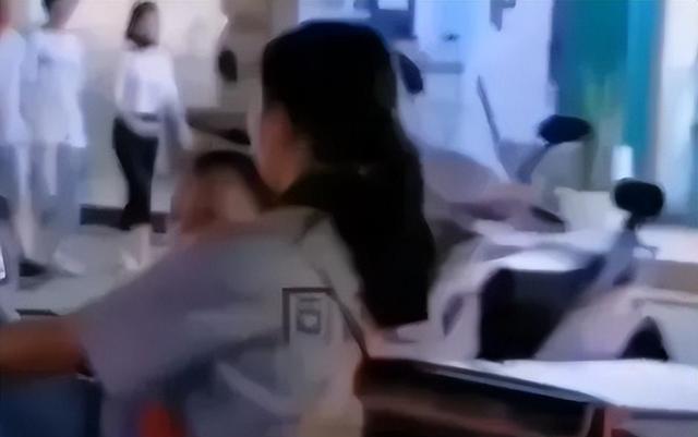 被婆家赶走5年后，再看小朦妈妈的现状，或许董宇辉的话没有错