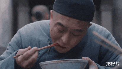 有偶像包袱就别演戏!《我是刑警》歹徒吃炒菜,打脸多少假吃演员