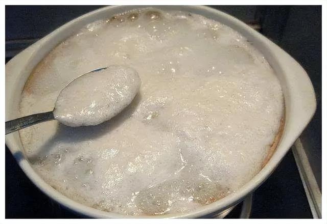煮肉时的浮沫是什么？是脏东西还是精华？到底能不能吃？