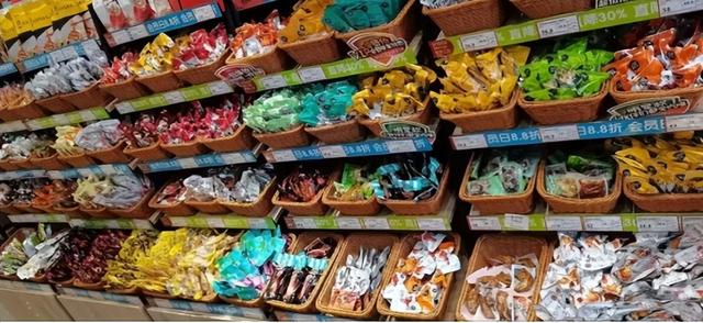 投入50万,开店就亏钱,遍地开花的“零食折扣店”,靠啥挣钱?