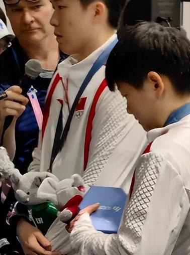 莎头两人的甜蜜互动,莎莎把小象抢走了,大头委屈巴巴地说:谢谢