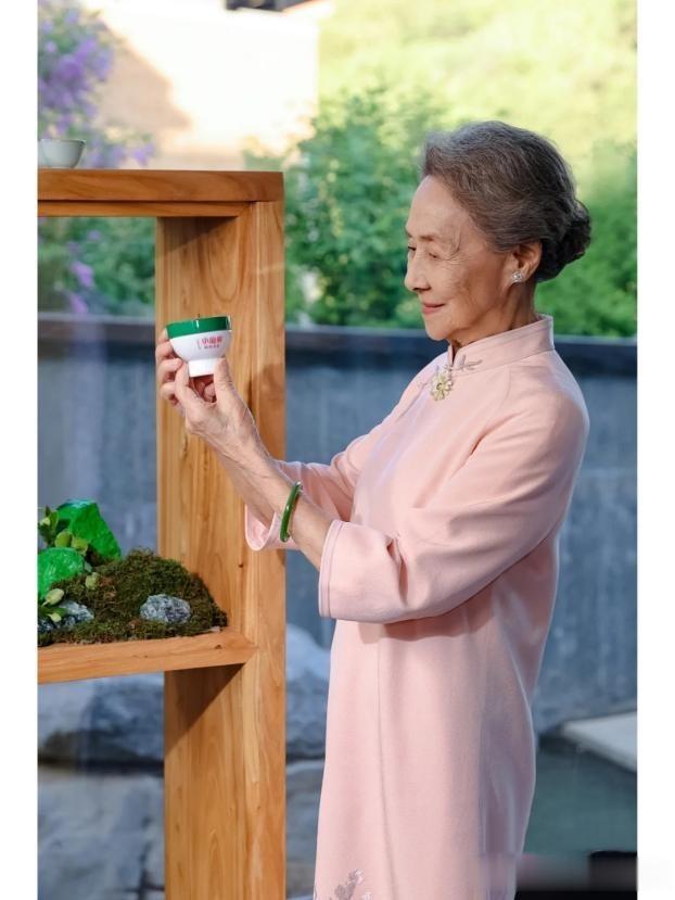 吴彦姝是我见过最端庄的“老年奶奶”:发盘起、裙过膝,真优雅