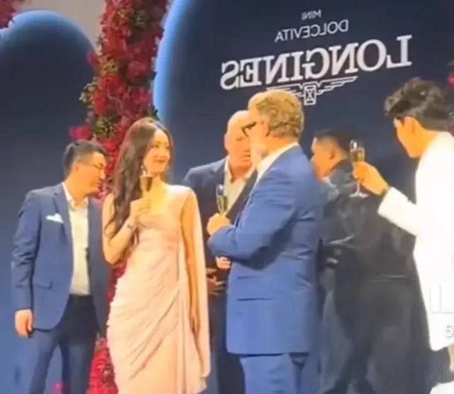 全红婵吃牛排上不了台面?笑死,那你是没见过英国女王喝酒!