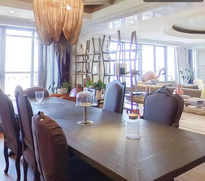 大S汪小菲昔日豪宅震撼出售:满墙未动高跟鞋揭示奢华痕迹